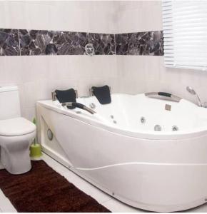 莱基BTT Homes的带白色浴缸的浴室和卫生间