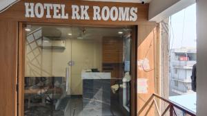 艾哈迈达巴德HOTEL RK ROOMS的建筑门上的酒店客房标志