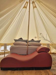 凯瑟琳Gorge View Bush Retreat : Katherine NT的一间卧室配有一张带帐篷的床