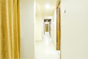浦那FabExpress Gargi Executive的走廊上设有金色镜子,走廊上设有走廊