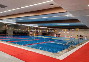 北京北京明珠酒店(北京大兴机场店)的一座拥有蓝色和红色通道的大型游泳池