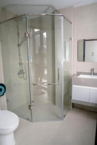 吉婆岛Charming Hill Hotel的带淋浴、卫生间和盥洗盆的浴室