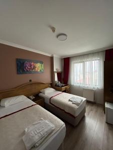 加济安泰普尼尔酒店的酒店客房设有两张床和窗户。
