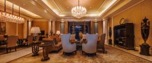 三亚三亚海棠湾万达瑞华度假酒店的客厅配有桌椅