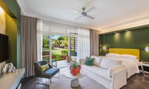 贝尔马尔Long Beach Mauritius的客厅配有沙发和1张床