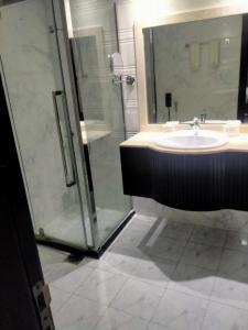 阿尔布亚米Al Salam Grand Hotel & Resort的一间带水槽和淋浴的浴室