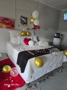 梅富根DREAMLAND GUEST HOUSe的一间卧室,床上放着许多气球