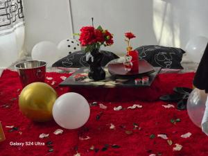 梅富根DREAMLAND GUEST HOUSe的花瓶和气球的桌子