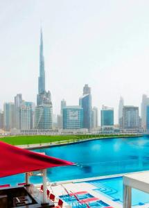 迪拜Canal Central Hotel Business Bay的一座城市天际线的游泳池