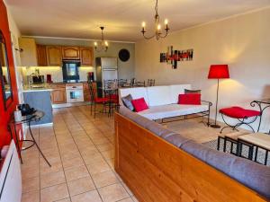 萨尔拉拉卡内达L'Appart les Hauts de Sarlat的带沙发的客厅和厨房