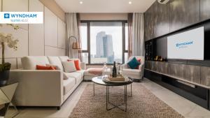 吉隆坡Wyndham Suites KLCC的带沙发和电视的客厅