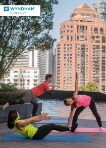 吉隆坡Wyndham Suites KLCC的一群在城市里做瑜伽的人