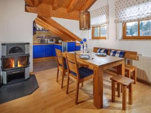上施陶芬"Gipfelglück" Comfortable holiday residence的厨房以及带桌子和炉灶的用餐室