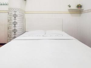 雅加达Kartini Residence RedPartner的白色客房内的白色床