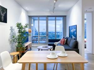 墨尔本普瑞德福克纳海湾景公寓（六十二号）的客厅配有桌子和沙发
