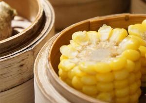 南昌南昌力高皇冠假日酒店的 ⁇ 上一碗带玉米的食物