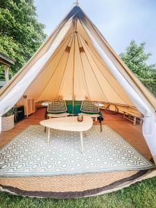 施泰克博恩Strandbad Steckborn mit Herberge, Camping & Glamping的配有两把椅子和一张桌子的帐篷
