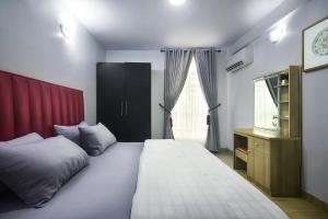 拉各斯Crib 6的卧室设有一张白色大床和一扇窗户。