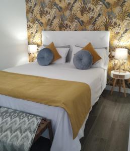 阿利坎特Loft Apartamento Sevilla 16的一间卧室配有白色床和蓝色枕头