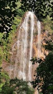 双溪林明乡村景观宾馆的山边的瀑布