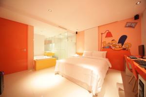 首尔Jongno Hotel Pop Leeds Premier的一间带白色床的卧室和一间浴室