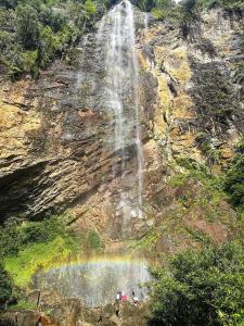 双溪林明乡村景观宾馆的瀑布前有彩虹