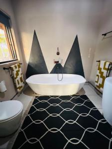 LephalaleSimba Safaris African Pride Exotic Lodge的一间带大浴缸和卫生间的浴室