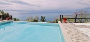 莱万托Hotel La Giada del Mesco的享有水景的游泳池