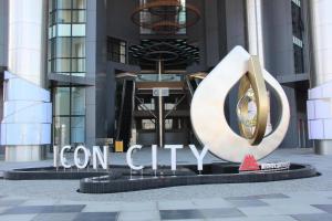 八打灵再也The Minimalist (Down) @ Icon City Petaling Jaya的大楼前的洋城标志