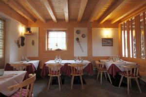 科尔蒂纳丹佩佐Ciasa Vervei的餐厅内带桌椅的房间