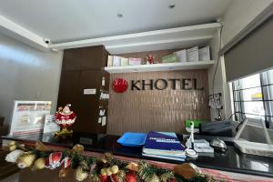 马尼拉Khotel Pasay的柜台上带有酒店标志的办公室