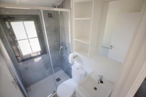 阿韦哈尔武瑞比欧尼露营酒店的带淋浴、卫生间和盥洗盆的浴室