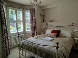 Sunninghill3 Bedroom Cottage in Sunninghill, Ascot的一间卧室设有一张床和一个大窗户