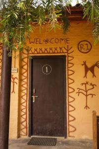BhurkīāBardia Riverside View Park Resort的黑色的门,字句很好,挂在墙上