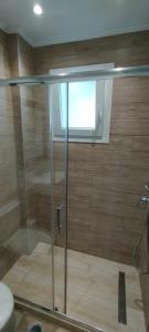 阿里拉斯Nikolas House的浴室里设有玻璃门淋浴