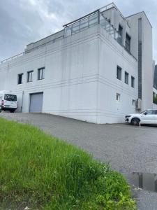 布里格Studio Glishorn Blick的一座白色的建筑,前面有汽车停放