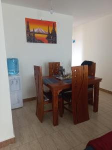 Langata RongaiTom's Breeze的一间带木桌和椅子的用餐室
