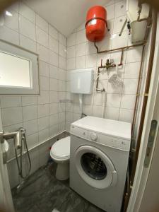Rožajeapartman HAJLA的一间带洗衣机和卫生间的小浴室