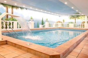 巴德贝芬森Golf- und Wellnesshotel Amtsheide的一座带喷泉的游泳池