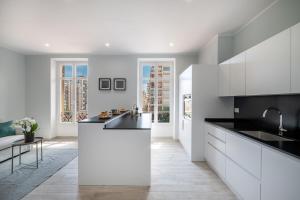 博索莱伊Le COQ Charlene - Monaco à 50m - New的厨房配有白色橱柜和黑色台面