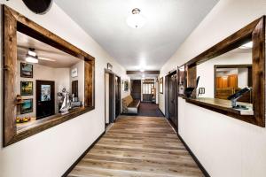 马凯特美洲最佳价值马凯特旅馆的走廊上设有木地板