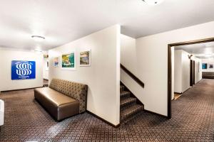 马凯特美洲最佳价值马凯特旅馆的一间设有椅子和楼梯的等候室