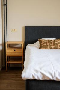 博黑克Hotel Restaurant BEAU的一间卧室配有一张床和一个床头柜