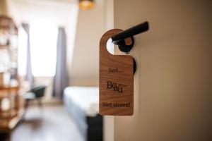 博黑克Hotel Restaurant BEAU的木门把手,字眼上写着