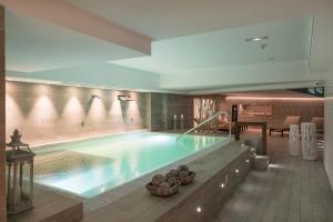 巴塞罗那加泰罗尼亚雅典酒店的酒店大堂的大型游泳池
