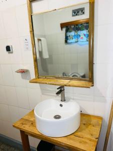 RuhengeriIsange Paradise Resort的浴室设有白色水槽和镜子