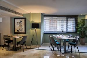 巴塞罗那加泰罗尼亚雅典酒店的一间带桌椅的用餐室
