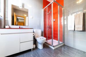 科英布拉欢乐之家的一间带卫生间和玻璃淋浴间的浴室