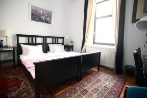 卢布尔雅那BIT apartments的一间卧室设有两张床、一个窗户和一个地毯。