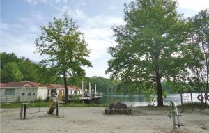 RekemVijverdorp - Type Waterlelie的湖畔沙滩上的游乐场